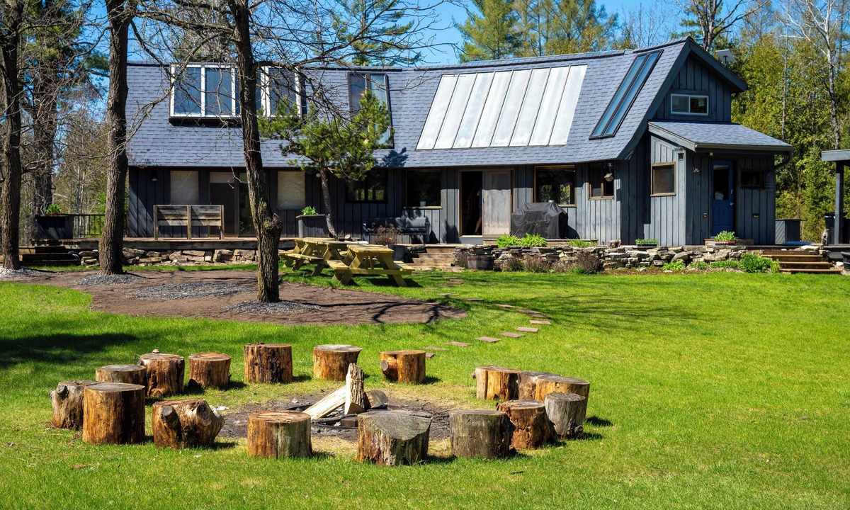 Vulcan House | 11 Beds Sleeps 20+. Pets OK. 4 Bedrooms/Bonus Sleeping Room/Bunk House. 40 Acres