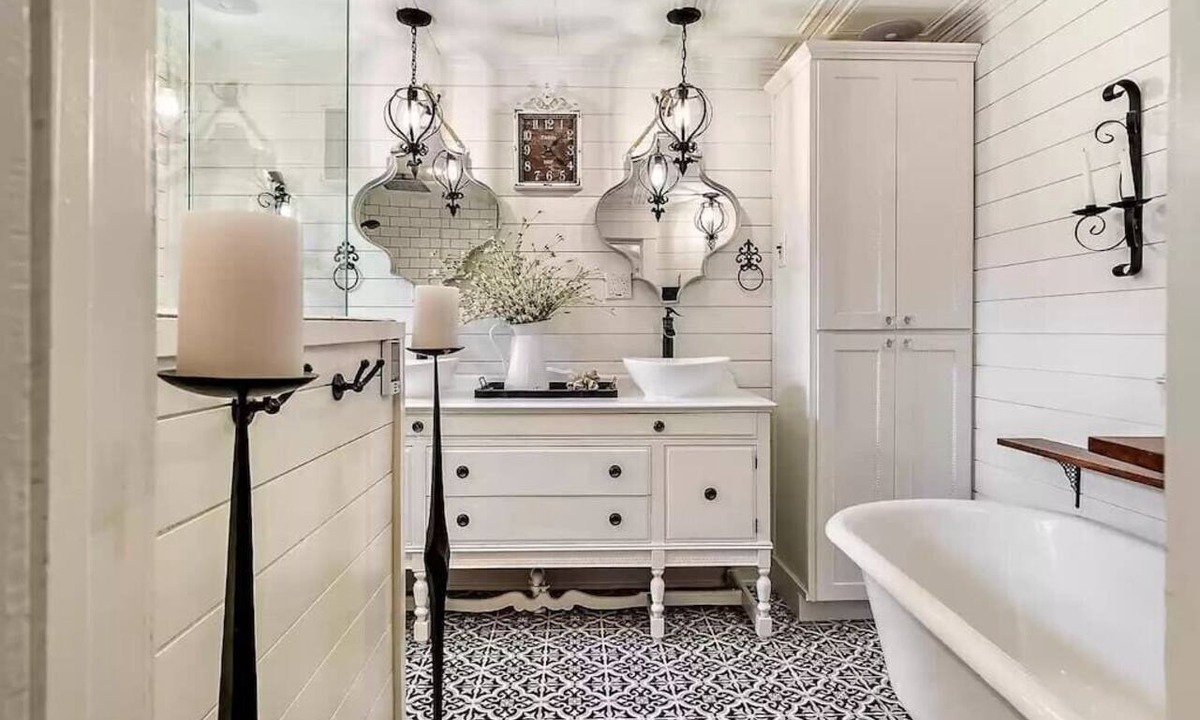 Medford House | 1930s Queen Anne Historic Downtown Retreat