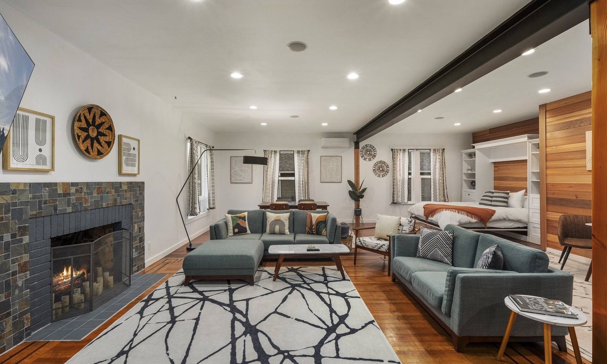 Enumclaw Condo | 1st floor in Duplex Chic 1BR Close to Mt. Rainier