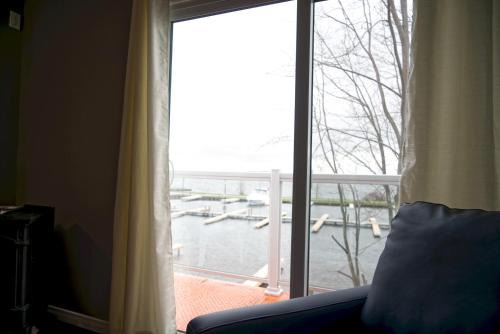 Roseneath House | 2 Bedroom Harbor Front Condo 9L