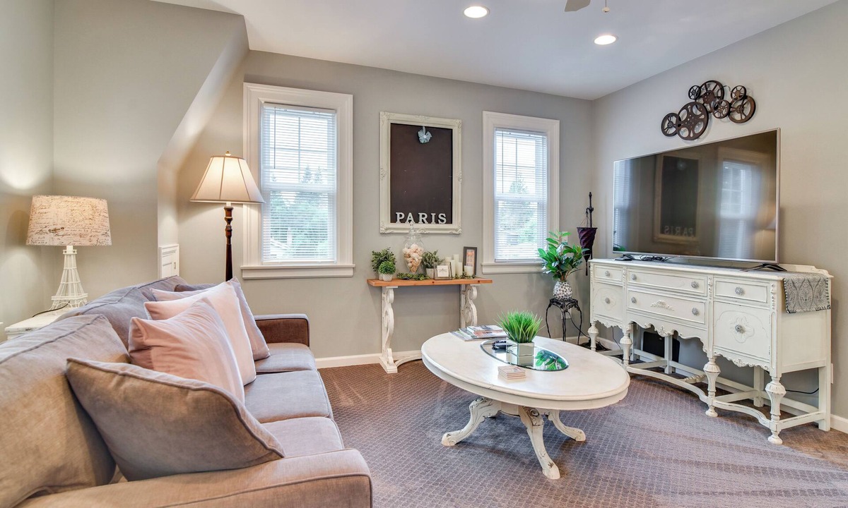 Oak Grove House | 2 Mi to Bay Park: Milwaukie Getaway on 1 Acre!