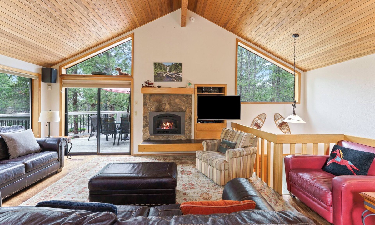 Sunriver House | 2 Quail- Elegant & Modern, 3 Min. Walk to SHARC & Passes, Hot Tub, Fireplace, Bikes