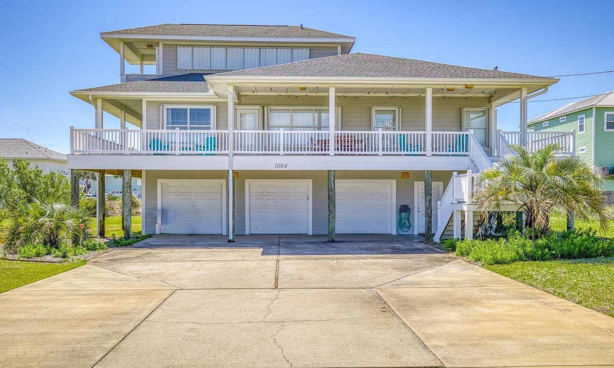 Toilla Segunda House | 20% Off! Beautiful 4 Bdrm home steps to the beach/Sleeps 10/Pet Friendly too!