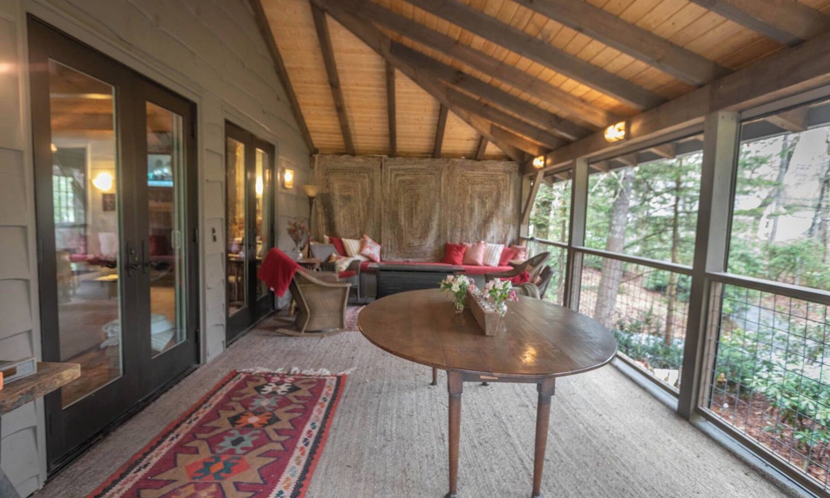 Mirror Lake House | 3-Bedroom House with Spacious Outdoor Living area in Mirror Lake neighborhood