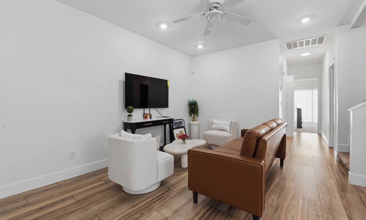North Oak Park House | 3BR Home w/Private Baths Near UC Davis Med Center