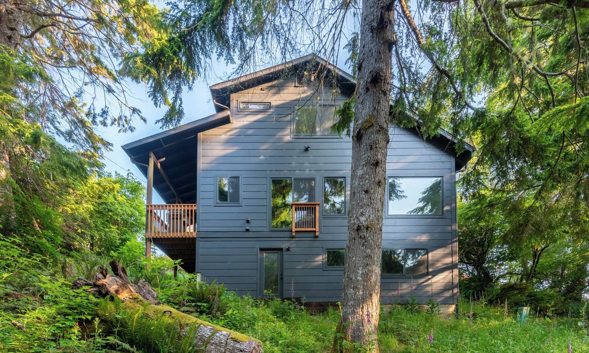 Neskowin House | 5 min walk to beach. Gorgeous outdoor sauna, stylish interior, pet friendly.
