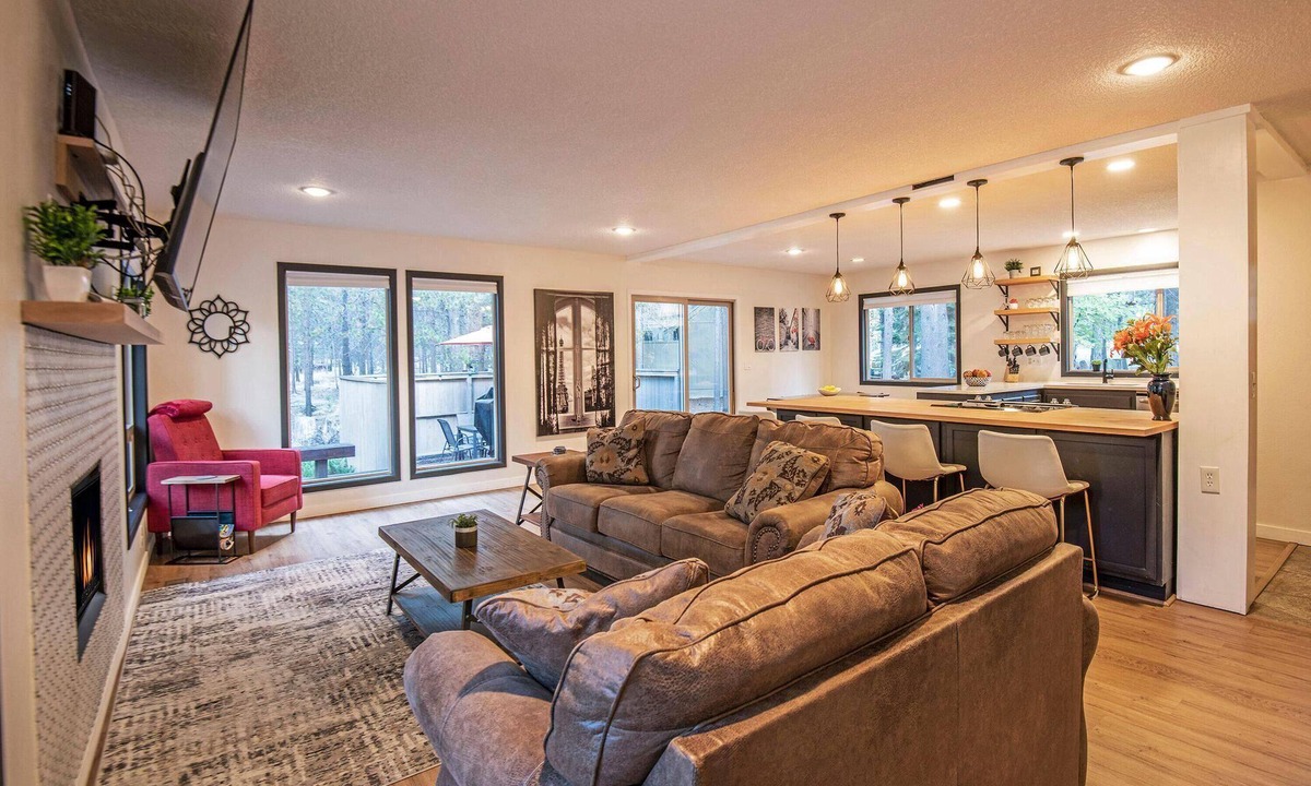 Sunriver House | 5 Wickiup - Hot Tub, Updated, Ping Pong, SHARC Passes, Bikes