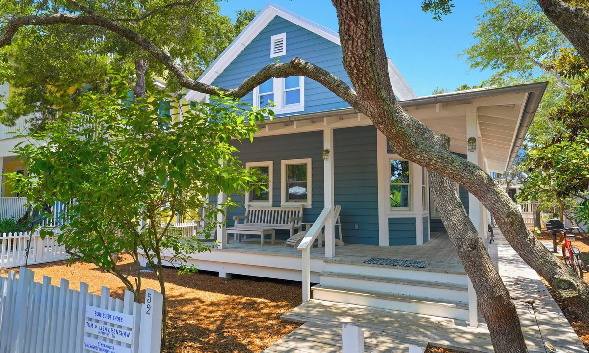 Seaside House | 6 Houses to Beach in Seaside, Screened Porch, Steps to Restaurants + 2 Bikes!