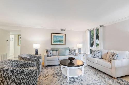 Harbour Town Villa | 882 Ketch Court Harbour Town Sea Pines Resort 3BR Villa Walk to Marina Pool Access Hilton Head