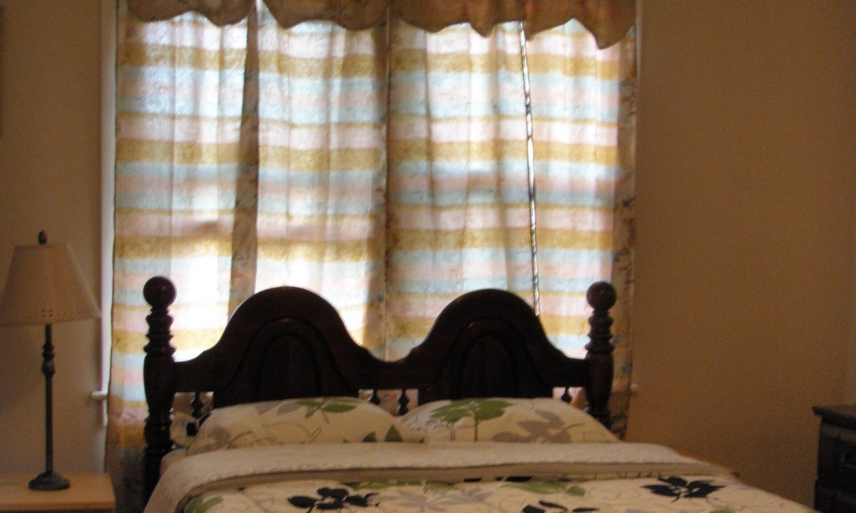 Harrisburg Apartment | A LARGE FURNISHED Guest Room W Bath. NO SHARES. 10 minutes to Capitol.