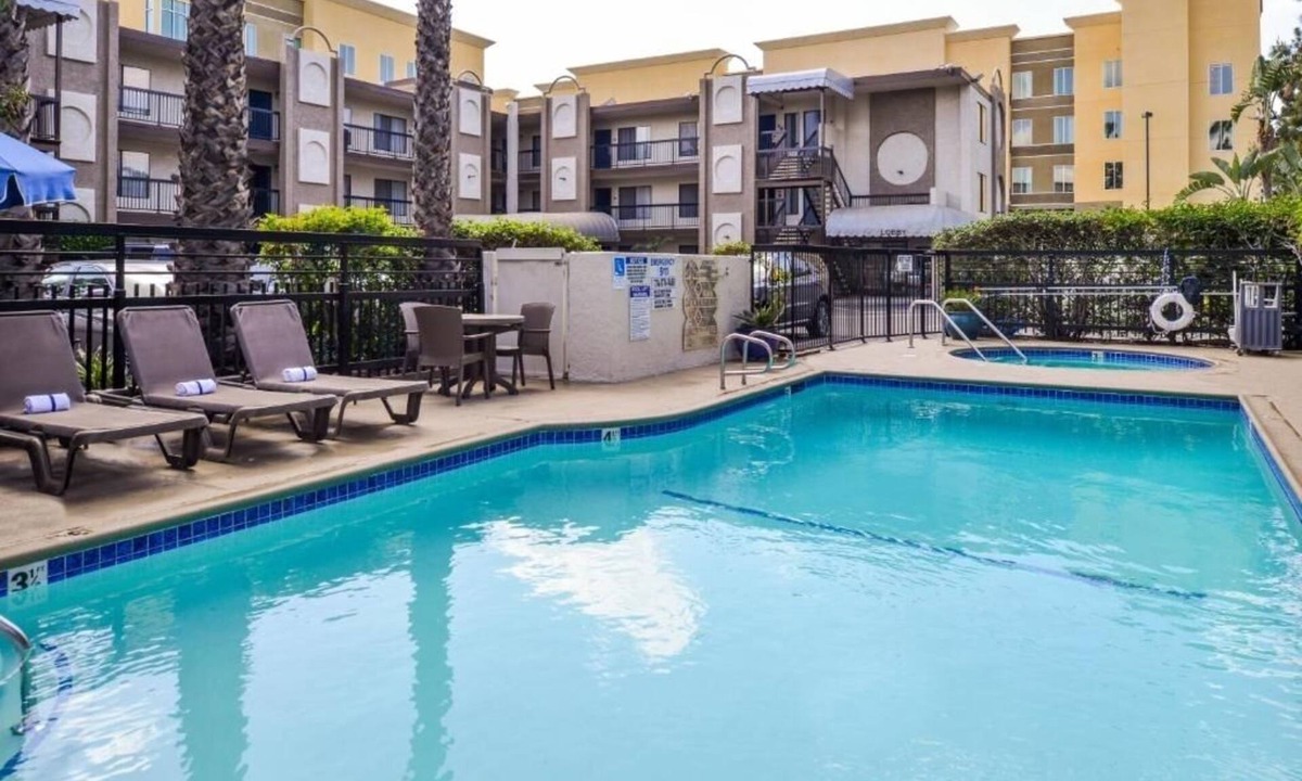 Anaheim Resort Hotel | Affordable Comfort Near Disneyland Entrance Ideal for Families