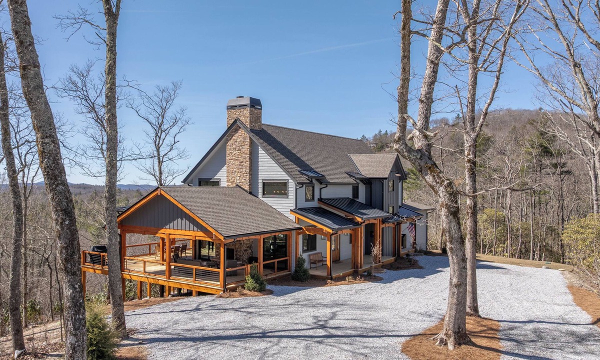Cashiers House | Amazing Grace: Mountain Ridge 3BR Home w/Hot Tub & Stunning Views