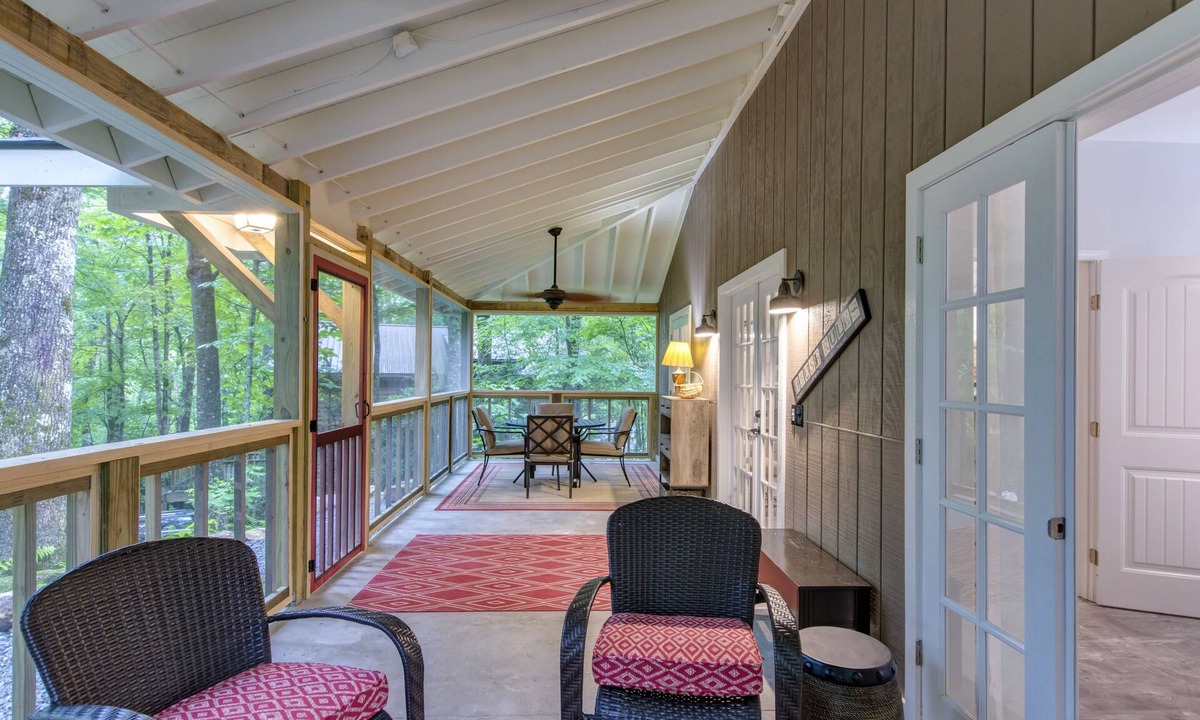 Highlands Apartment | August dates available/screen porch & fire pit /close to Downtown/Pets ok