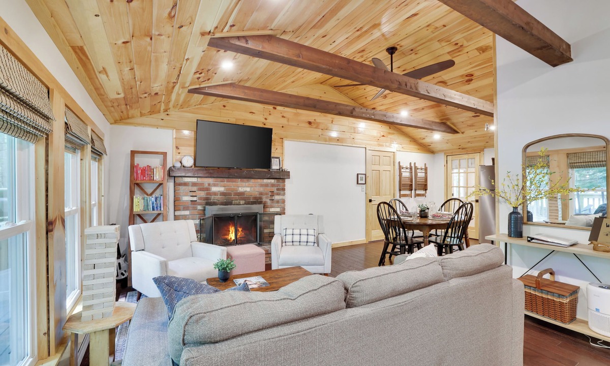 Pocono Lake Cabin | AVAILABLE Labor Day Wknd! Golf Cart, Kayaks & Pools. Game Room. Dogs Welcome!