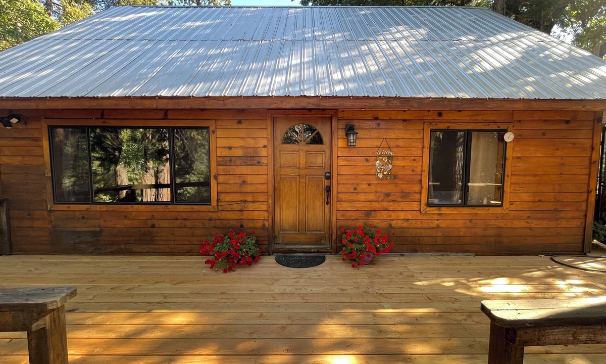 Oakhurst Cabin | Bass lake charming cabin with AC, WiFi