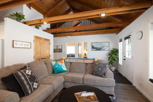 Boulder Bay House | Bayview Bungalow - Cabin with Hot Tub One Block from Big Bear Lake!
