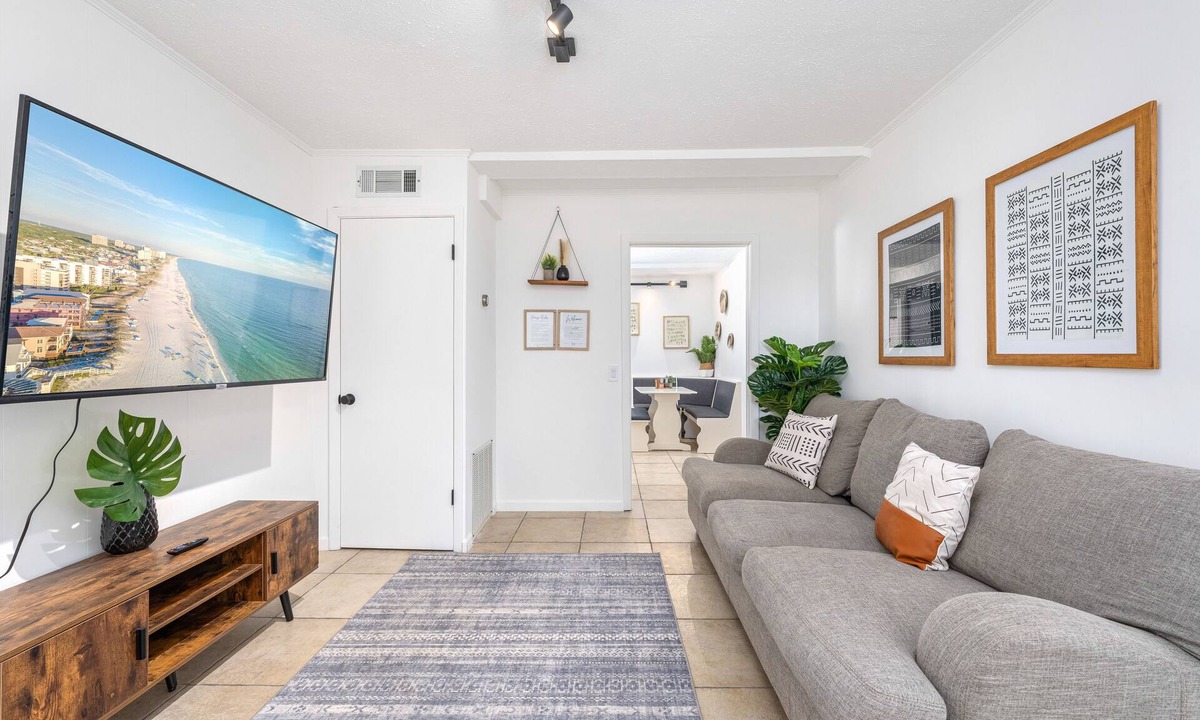 Biltmore Beach Cottage | Beach Cottage FOR 6 🏖Walk 2 Beach🏖 w/KING BED & Putting Green -Pets Welcomed!