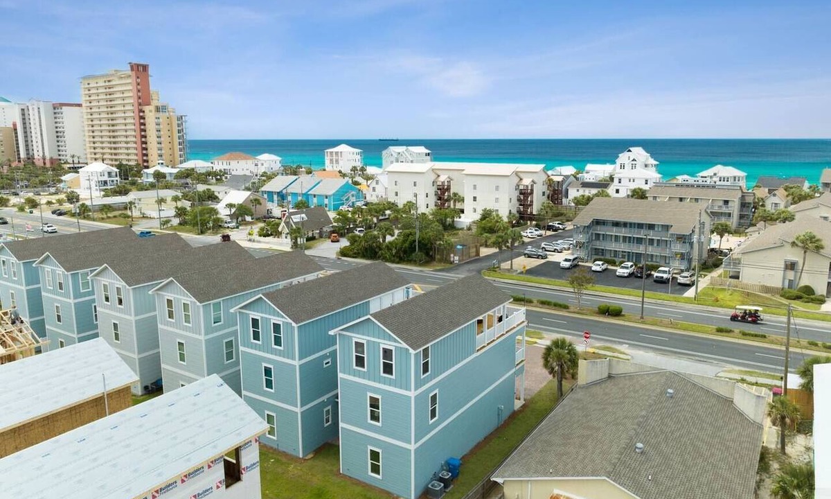 Holiday Beach House | Beach Days & Sunset Nights – Hot Tub, Arcade, Fire Pit, Sun Deck, BBQ grill