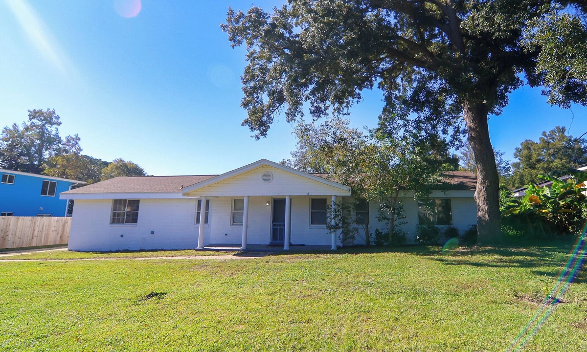 Pensacola House | Beach Home in Quiet Cul-De-Sac, Sleeps 8, Near NAS, Downtown, & Beaches.