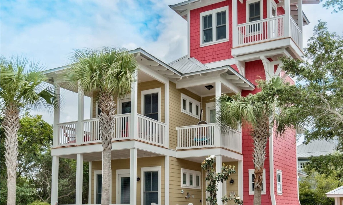 Sunnyside House | 'BeachCastle' 2 Min Walk to Vast White Beaches or Heated Pool/Tennis/Pickleball