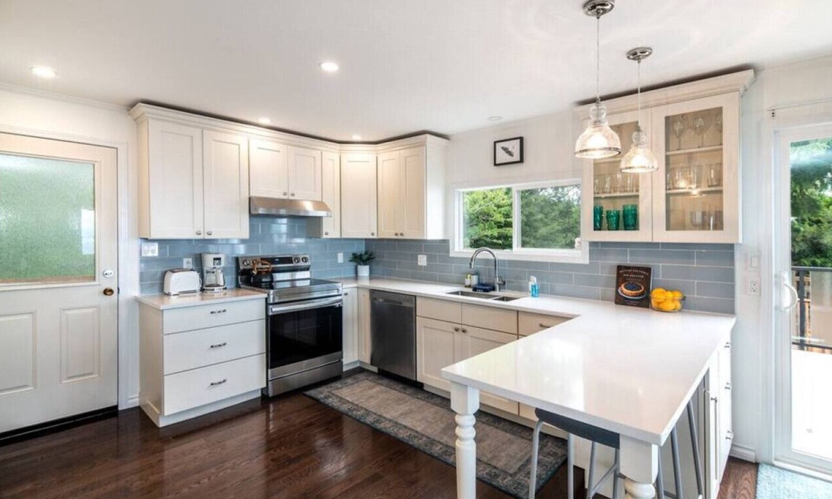 Campbell River House | Beachfront | Sandy Shore, Near Mt. Washington