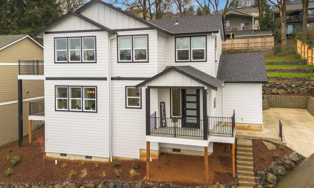 West Salem House | Beautiful 3 bedroom house with views of the hills.