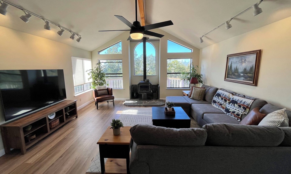 North Fork House | Beautiful 4-bedroom house with a deck overlooking the hills in North Fork