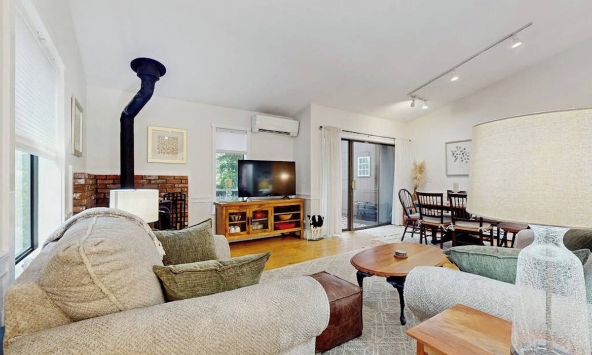 Quechee Condo | Beautiful bright condo with deck, wifi, kitchen, w/d, bbq, mountain view, TV's
