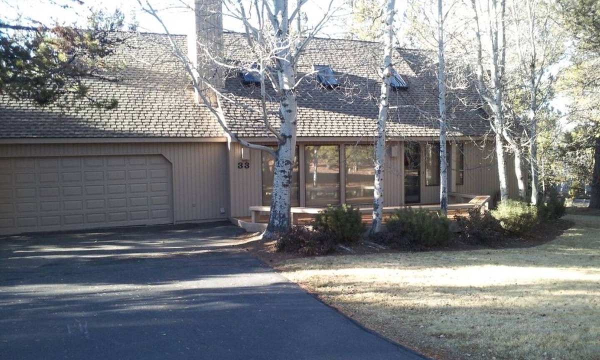 Sunriver House | BEAUTIFUL, SPACIOUS NORTH-END HOME, HOT TUB, A C, WI-FI, BIKES, DCCA#603