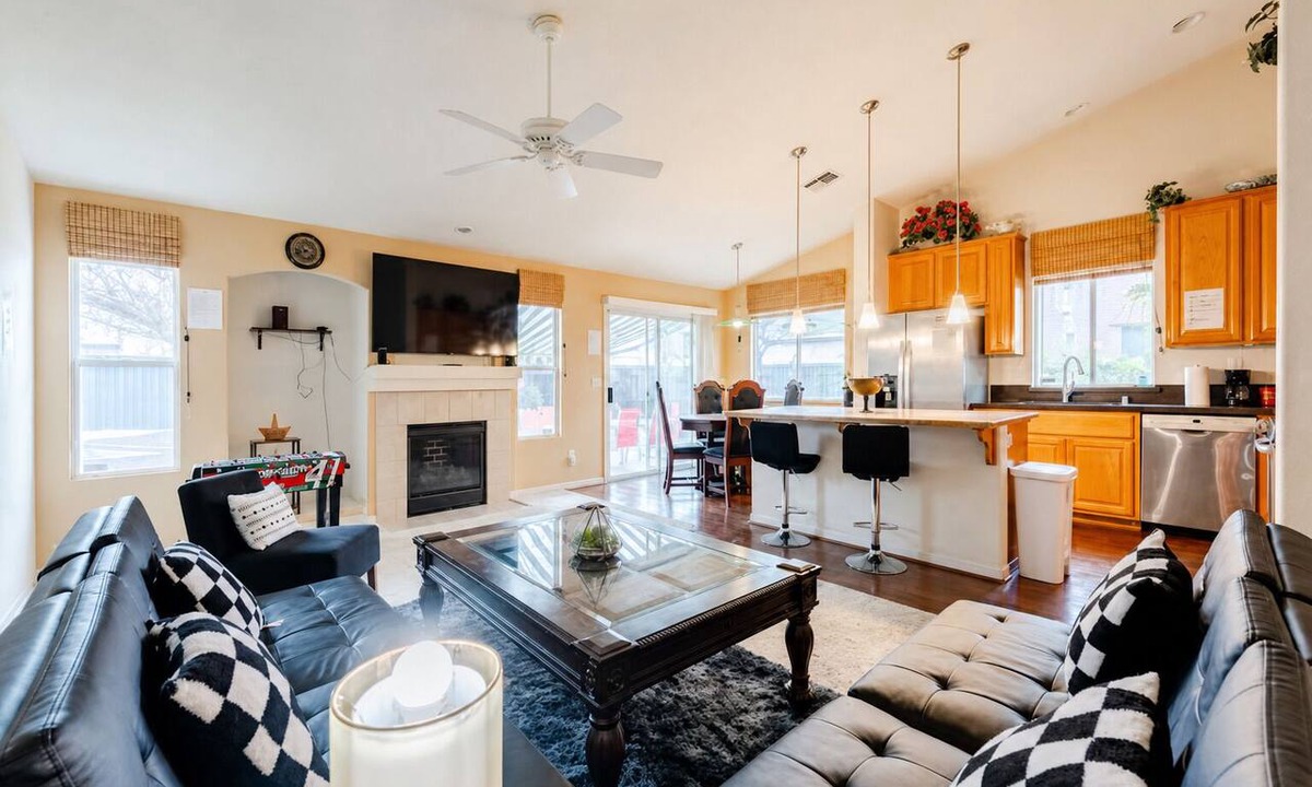 West Sacramento House | Big Stay Favorite, Backyard Workspace & Sleep 18