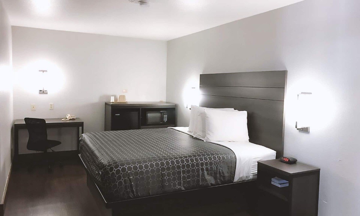 Arena District Hotel | Blue Way Inn By Jasper Near Frost Bank Center -1 King Bed Non Smoking