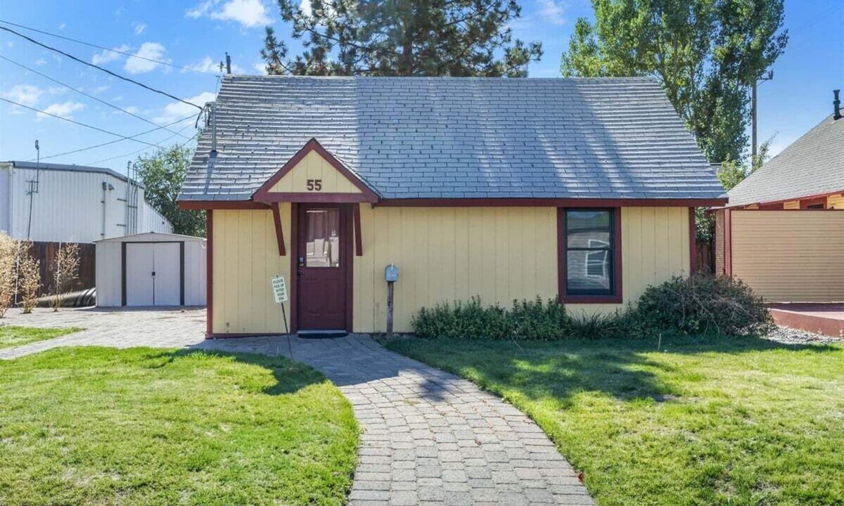 Old Bend House | Bluebird Day - Huckleberry Cottage in Bend, OR, perfect for a romantic getaway.