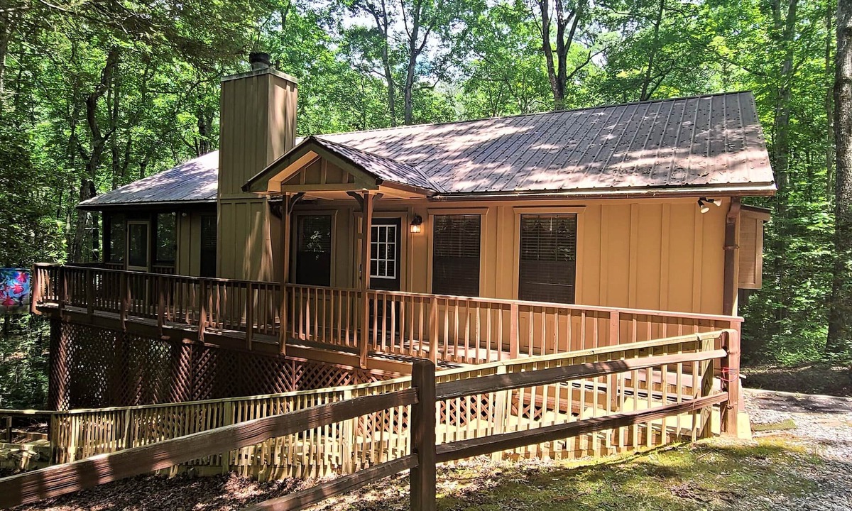 Sautee Nacoochee Cabin | Brandywine Cabin - Screened Porch and Great Privacy