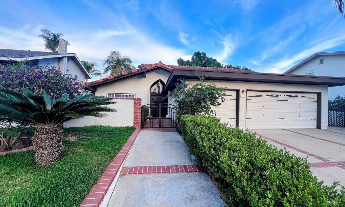 Orange House | Bright & Spacious 5BR Home Near Disneyland & Beaches w/Ample Parking & RV