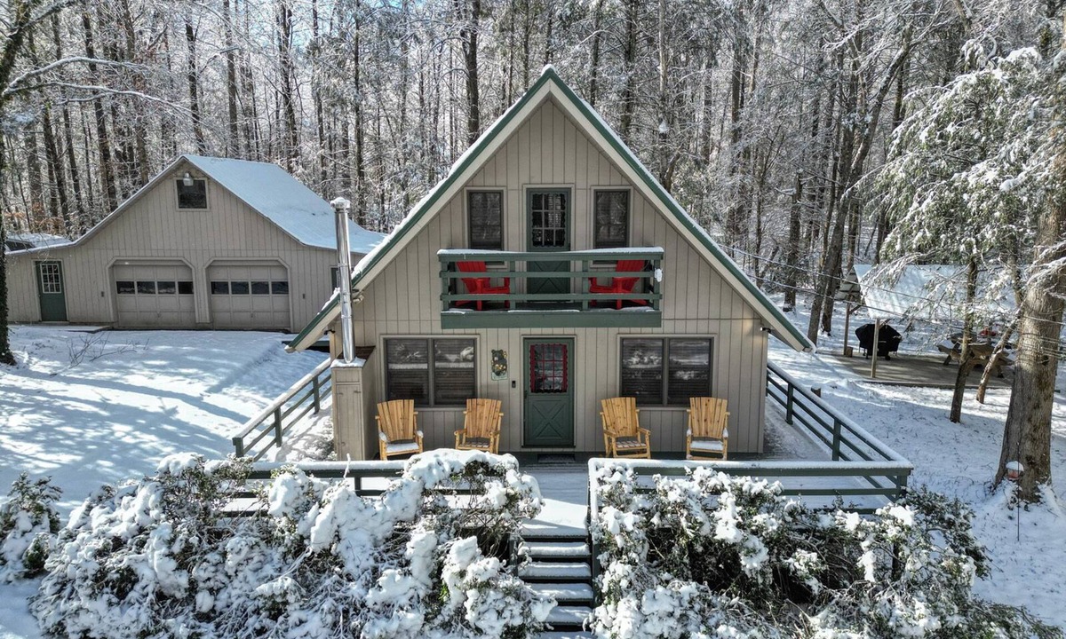 Rocky Grove Cabin | Cabin in the Smokies, 30-mins away from Gatlinburg & Pigeon Forge- Pet friendly