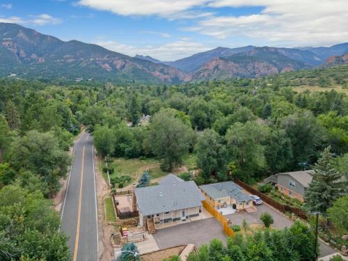 Broadmoor House | Canyon Retreat with Hot Tub 3min to Broadmoor