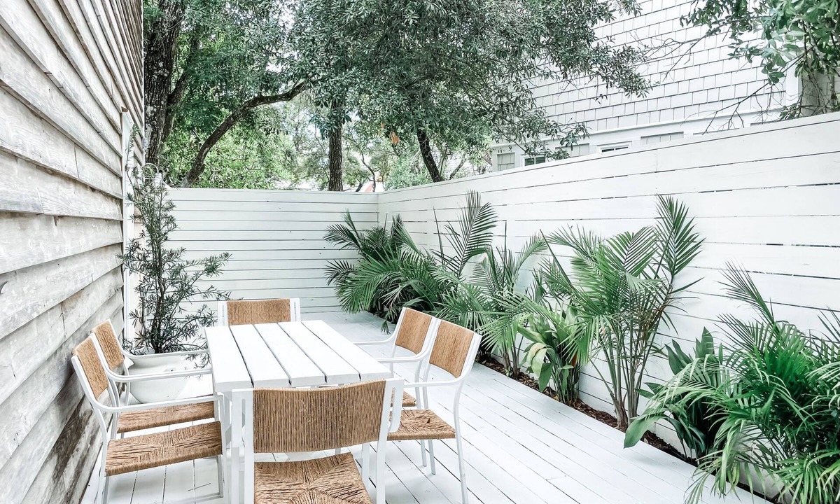 Forest District House | Carriage house, 3 blocks to beach & Seaside