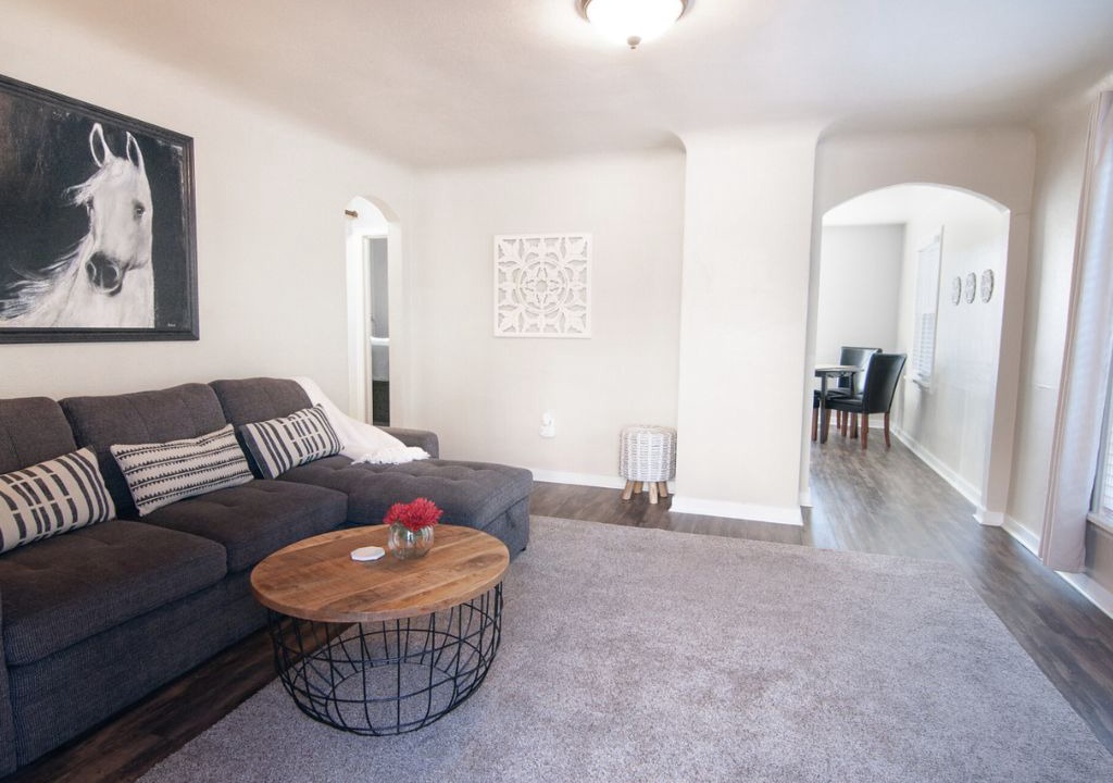 Pullman Apartment | Charming 2 Bedroom Unit in a Triplex in Downtown Pullman.
