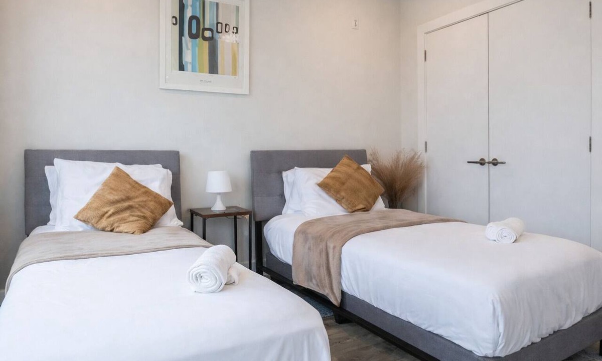 Kensington Apartment | Charming 2BR/2BA in lively Kensington! Enjoy a comfy stay with a full kitchen Smart TV and easy transit access. Perfect for exploring Philly’s rich history and culture.
