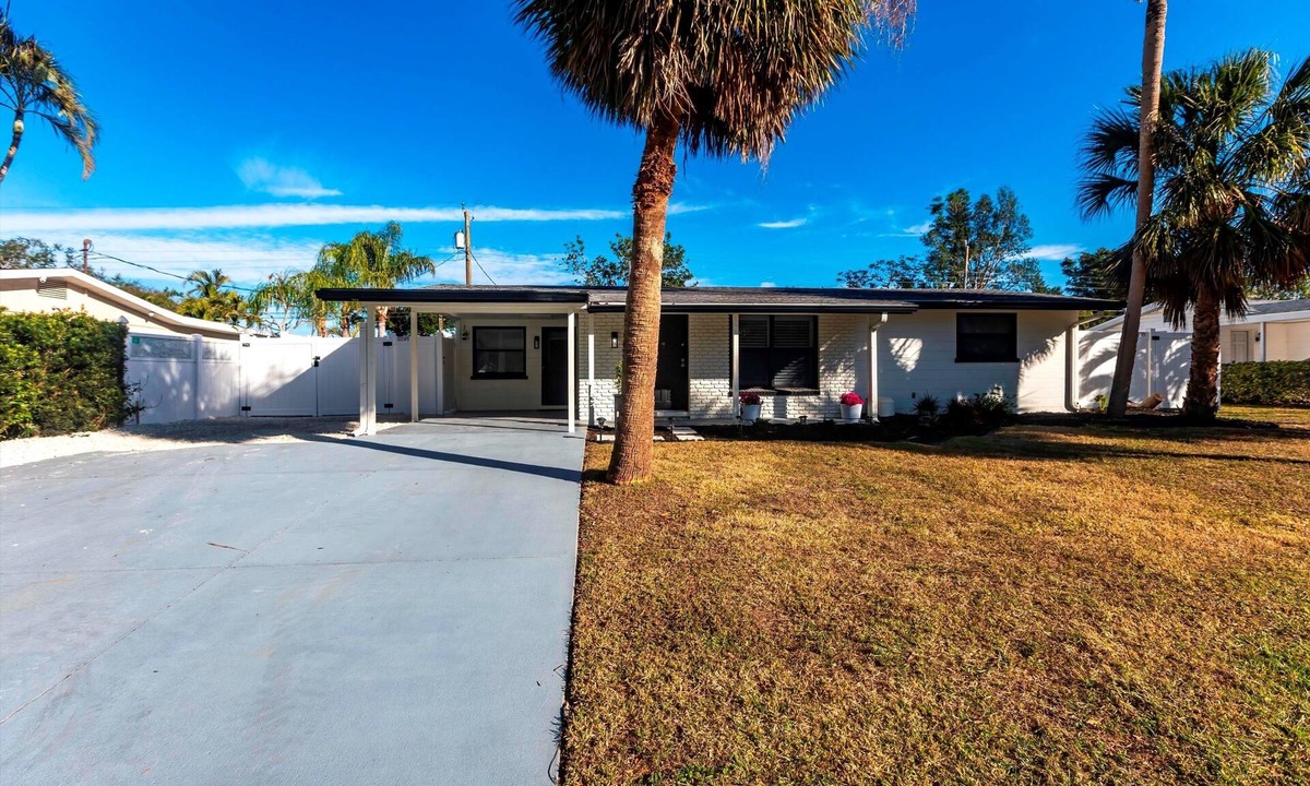Gulf Gate Estates House | Charming 3 bedroom home with AC and WiFi in amazing Gulf Gate area of Sarasota