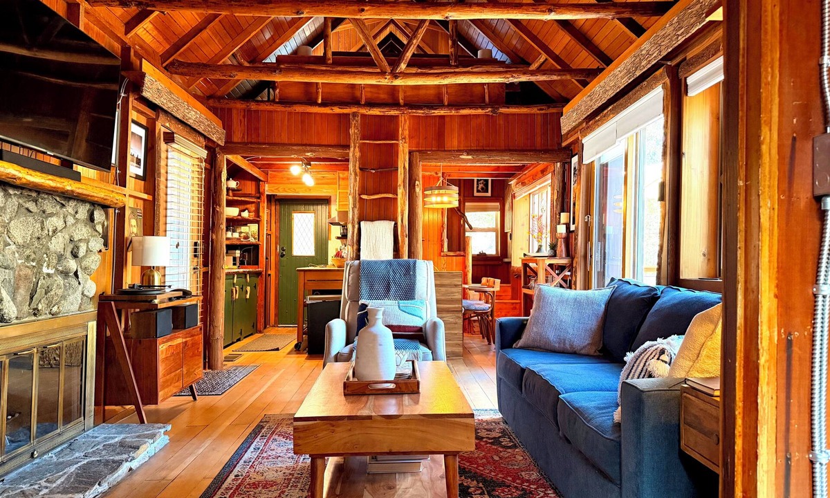 Pine Cove Cabin | Charming Cabin Retreat-5 Minutes from Town-Dogs OK!