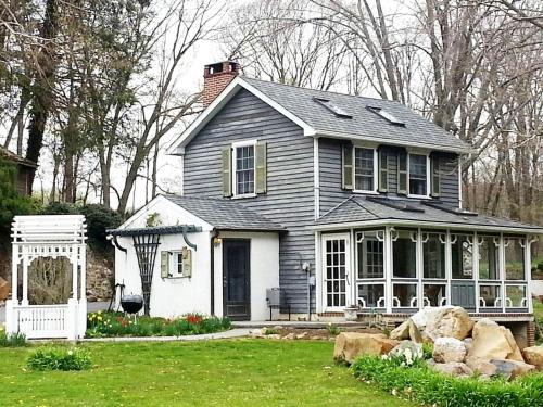 Phoenixville House | Charming Cottage Getaway in Chester Springs, Pennsylvania