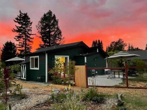 Freestone House | Charming dog-friendly home next to regional park