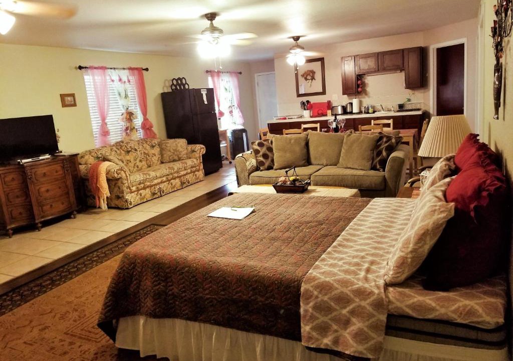 Oakhurst Apartment | Charming Downstairs Unit