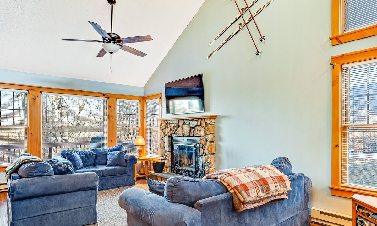 Tannersville House | Charming Townhouse with High-Speed WiFi, Central AC, and Wood Fireplace!