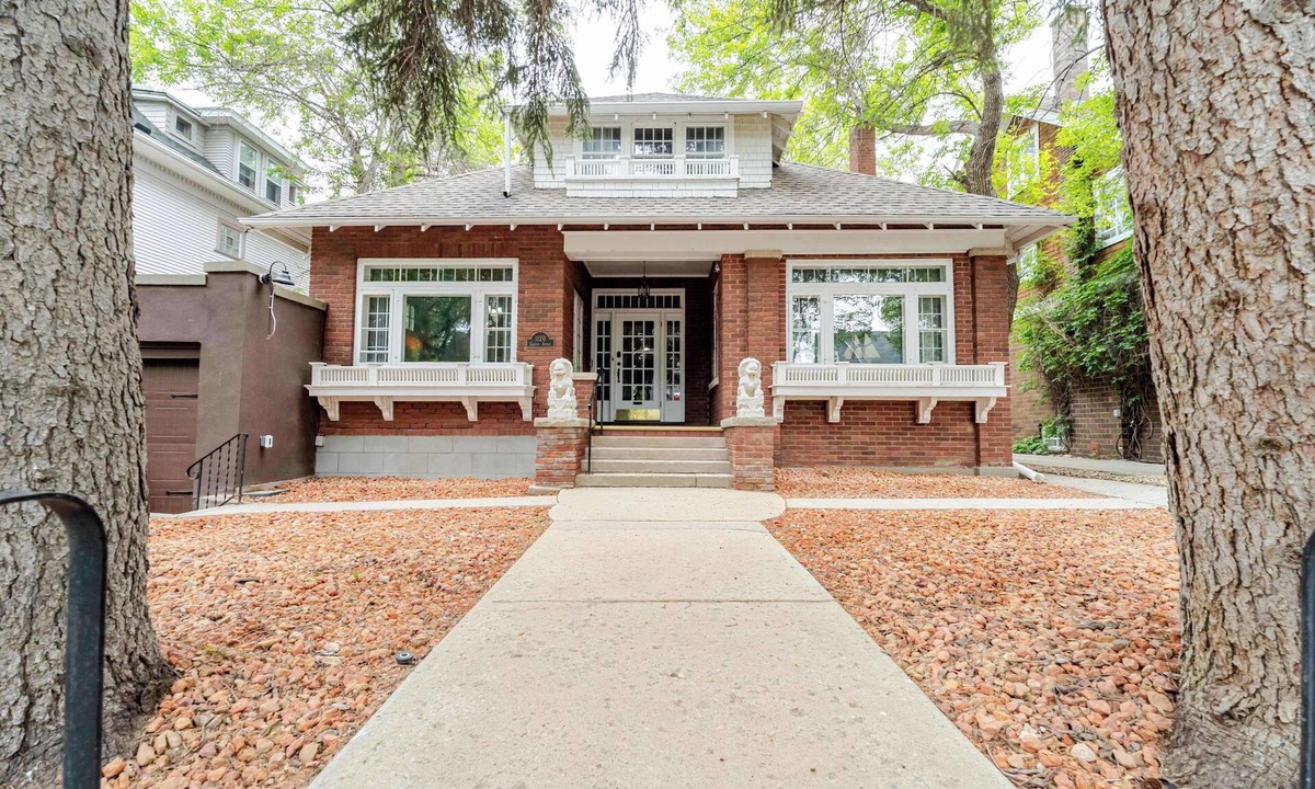 Moose Jaw House | Clifton House - Spacious 5 Bedroom Character Home