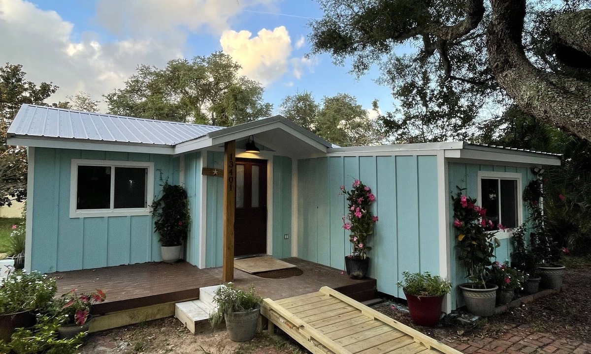 Innerarity Heights House | Coastal Cottage Retreat/Foosball table/Firepit/4 min to beach/Pets OK