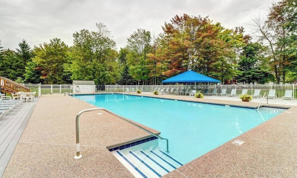 Warren Condo | Comfortable condo with pools, tennis, gym, sauna, & game room