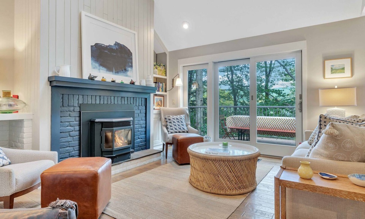 West Hartford Condo | Condo with Hot Tub & Private Sauna, Deere Run