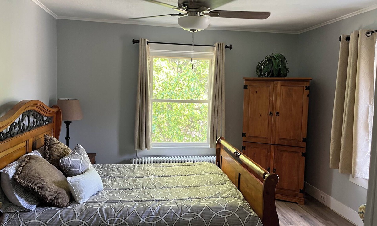 Glens Falls Apartment | Cozy 2-bedroom, 4bds near tranquil Crandall Park Glens Falls with AC